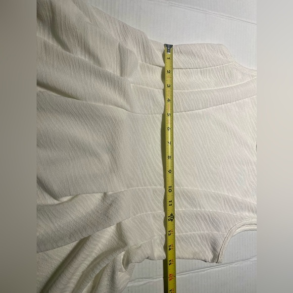 White Sleeveless Lightweight Peplum Top With Textured Fabric - Women’s  Large - Picture 5 of 8